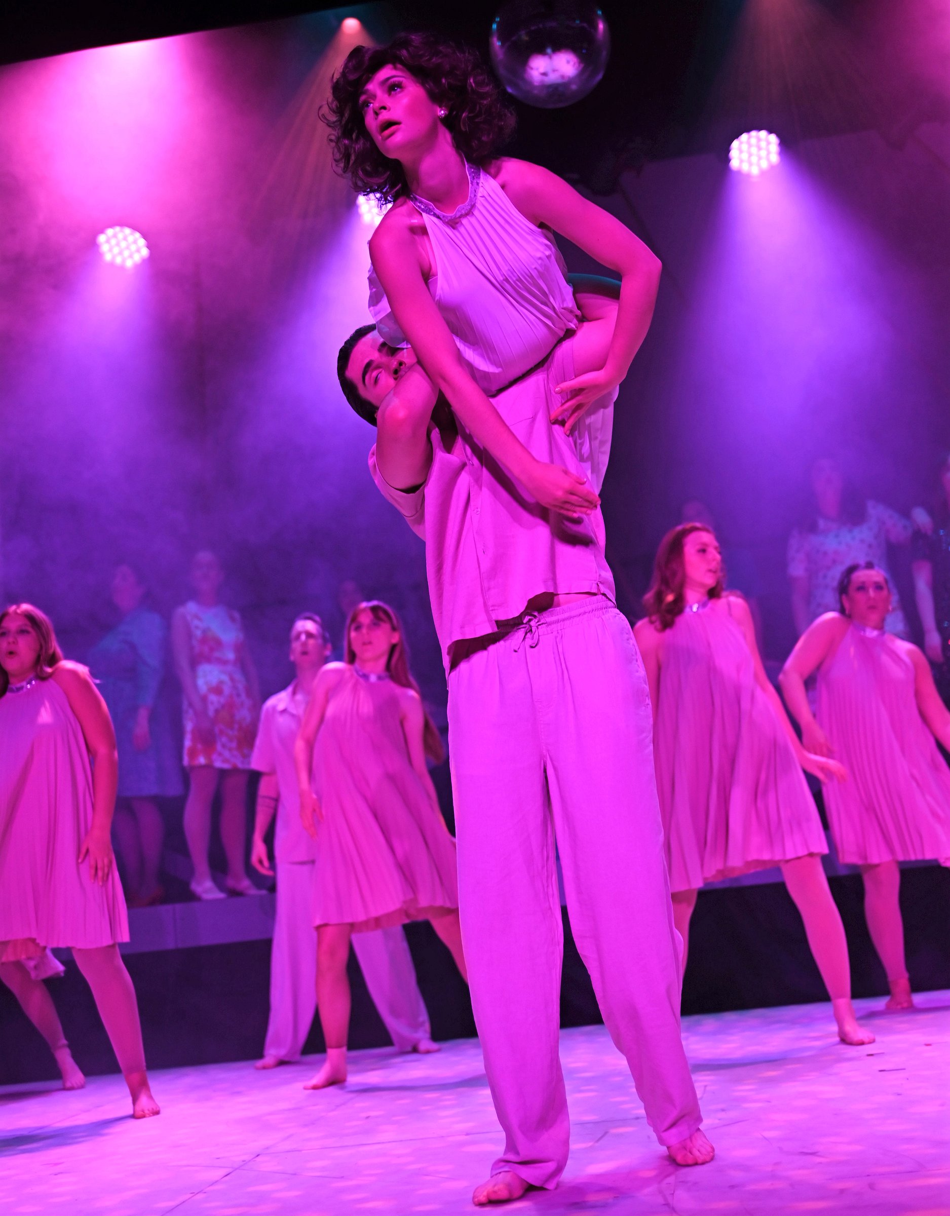 Saturday Night Fever :: Hertford Dramatic and Operatic Society